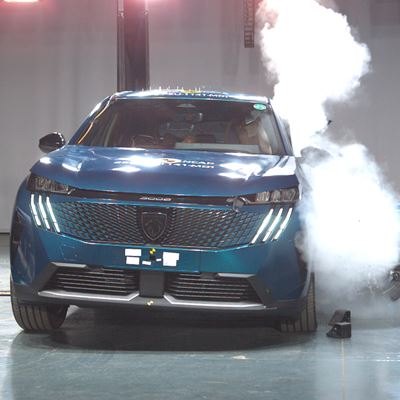 Peugeot 3008 Side Mobile Barrier test 2025