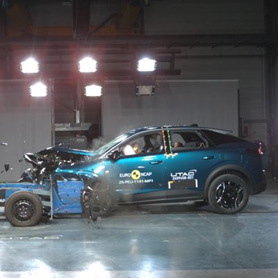 Peugeot 3008 Mobile Progressive Deformable Barrier test 2025