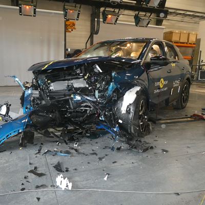 Peugeot 3008 Mobile Progressive Deformable Barrier test 2025 after crash