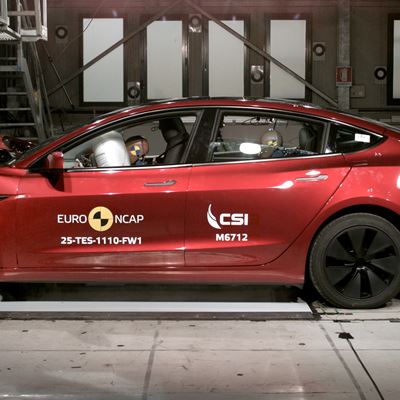 Tesla Model 3 Full Width Rigid Barrier test 2025