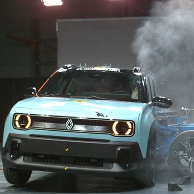 Renault 4 E Tech Electric Side Mobile Barrier test 2024