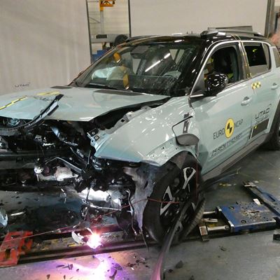 Renault 4 E Tech Electric Mobile Progressive Deformable Barrier test 2024 after crash
