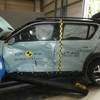 Renault 4 E Tech Electric Side Mobile Barrier test 2024 after crash
