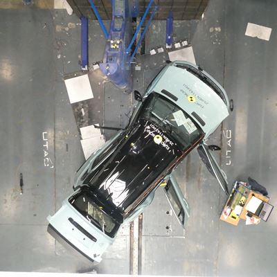 Renault 4 E Tech Electric Side Pole test 2024 after crash