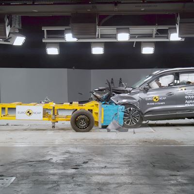 CHERY TIGGO 7 Mobile Progressive Deformable Barrier test 2025