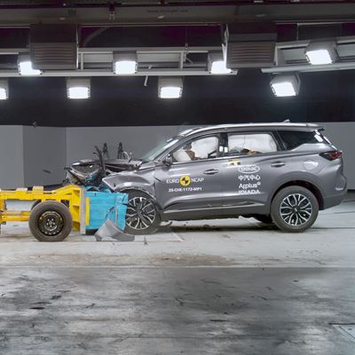 CHERY TIGGO 7 Mobile Progressive Deformable Barrier test 2025