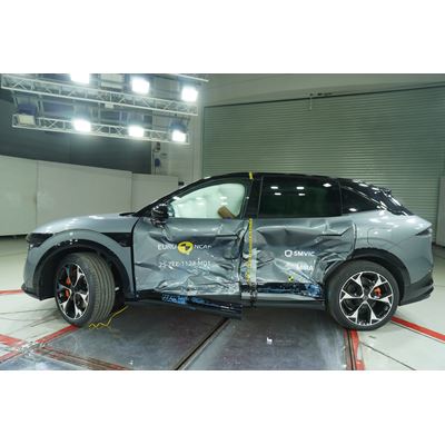 ZEEKR 7X Side Mobile Barrier test 2025 after crash