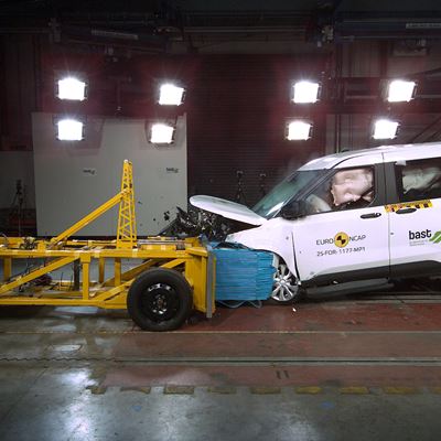 Ford Tourneo Courier Mobile Progressive Deformable Barrier test 2025