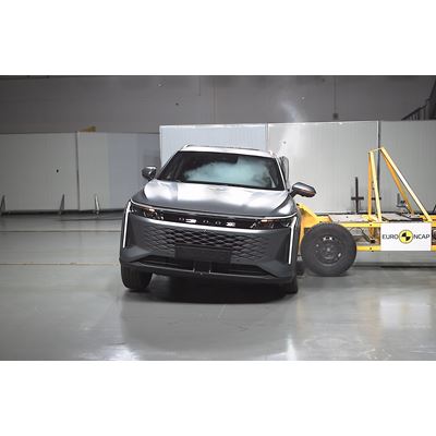 OMODA 9 Side Mobile Barrier test 2025