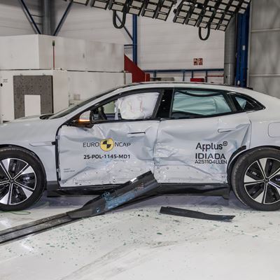 Polestar 4 Side Mobile Barrier test 2025 after crash