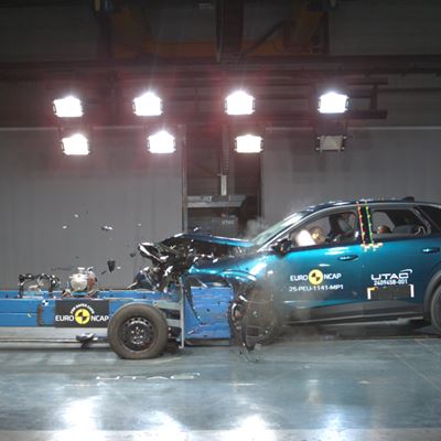 Peugeot 3008 Mobile Progressive Deformable Barrier test 2025