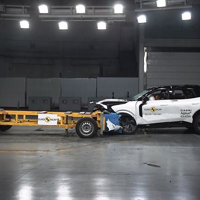 Lynk Co 08 Mobile Progressive Deformable Barrier test 2025