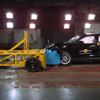Audi Q3 Mobile Progressive Deformable Barrier test 2025