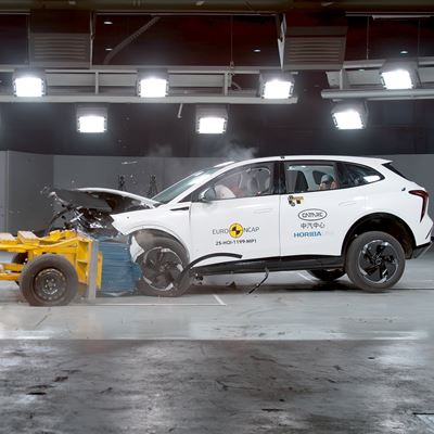Hongqi EHS5 Mobile Progressive Deformable Barrier test 2025
