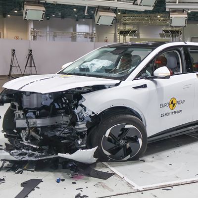 Hongqi EHS5 Mobile Progressive Deformable Barrier test 2025 after crash