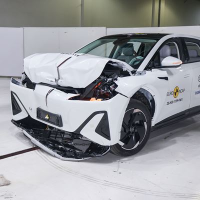 Hongqi EHS5 Full Width Rigid Barrier test 2025 after crash