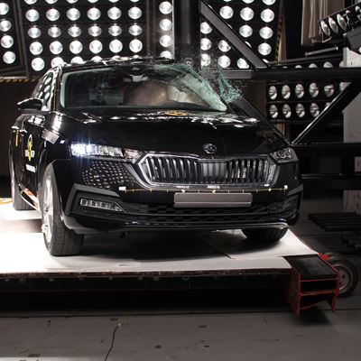 koda Octavia Side Pole test 2019
