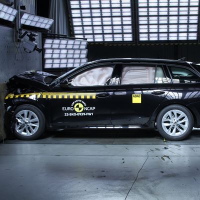 koda Octavia Full Width Rigid Barrier test 2022