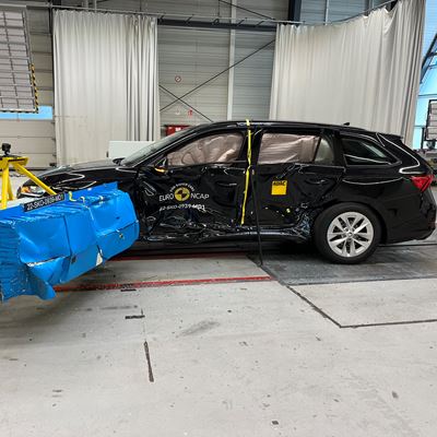 koda Octavia Side Mobile Barrier test 2022 after crash