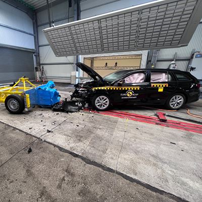 koda Octavia Mobile Progressive Deformable Barrier test 2022 after crash