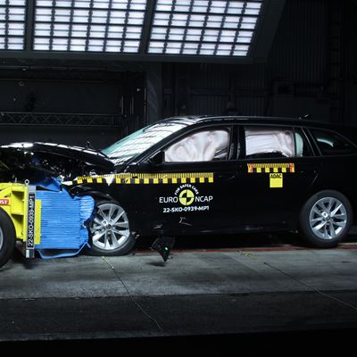koda Octavia Mobile Progressive Deformable Barrier test 2022