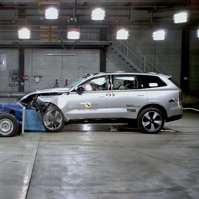 Volvo EX90 Mobile Progressive Deformable Barrier test 2025