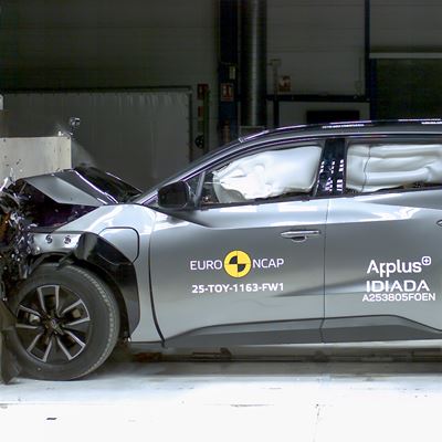 Toyota bZ4X Full Width Rigid Barrier test 2025