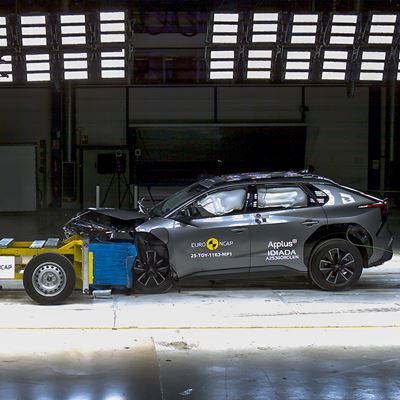 Toyota bZ4X Mobile Progressive Deformable Barrier test 2025
