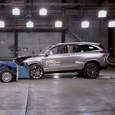 MG MGS9 PHEV Mobile Progressive Deformable Barrier test 2025