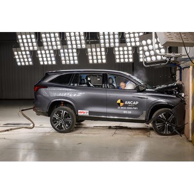 MG MGS9 PHEV Full Width Rigid Barrier test 2025