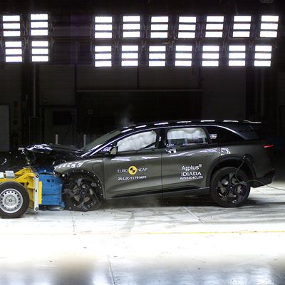 Lucid Gravity Mobile Progressive Deformable Barrier test 2025