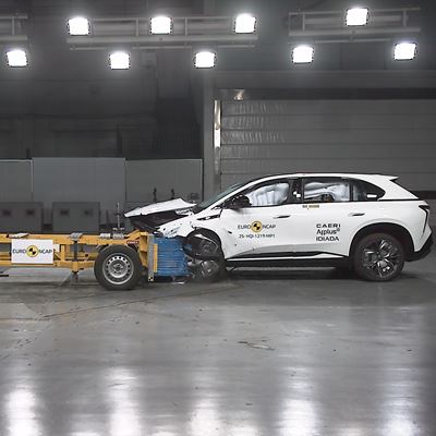 Hongqi EHS7 Mobile Progressive Deformable Barrier test 2025