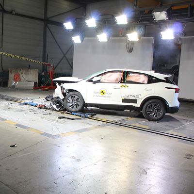 Nissan Qashqai Mobile Progressive Deformable Barrier test 2025 after crash