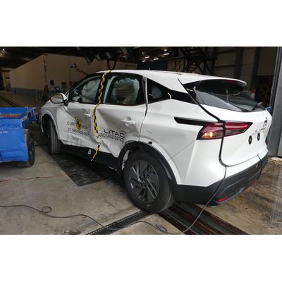Nissan Qashqai Side Mobile Barrier test 2025 after crash