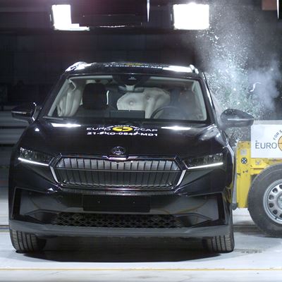 koda ENYAQ iV Side Mobile Barrier test 2022