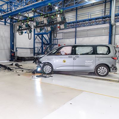 VW Multivan Mobile Progressive Deformable Barrier test 2022 after crash