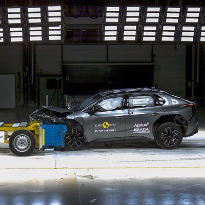 Toyota bZ4X Mobile Progressive Deformable Barrier test 2025