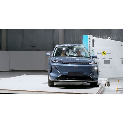 GEELY STARRAY EM i Side Pole test 2025