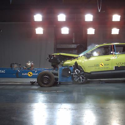 Jeep Compass Mobile Progressive Deformable Barrier test 2025