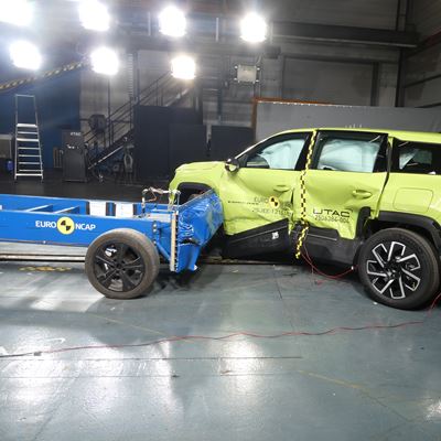 Jeep Compass Side Mobile Barrier test 2025 after crash