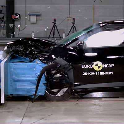 Kia EV4 Mobile Progressive Deformable Barrier test 2025