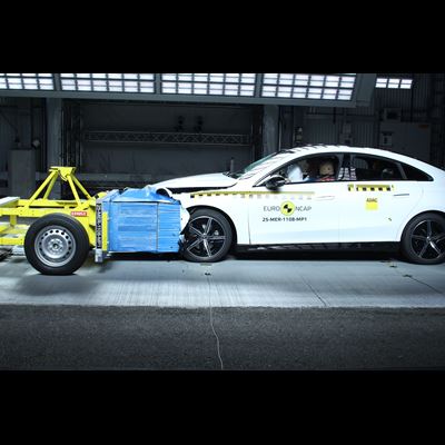 Mercedes Benz CLA Mobile Progressive Deformable Barrier test 2025