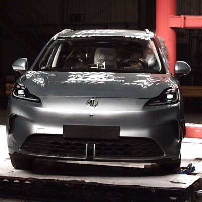 MG MG4 EV Urban Side Pole test 2025