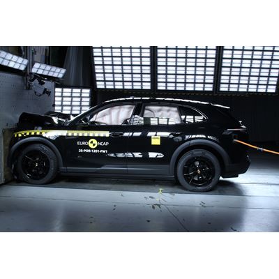 Porsche Cayenne Full Width Rigid Barrier test 2025
