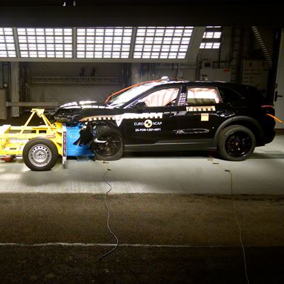 Porsche Cayenne Mobile Progressive Deformable Barrier test 2025