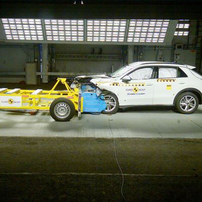 VW T Roc Mobile Progressive Deformable Barrier test 2025