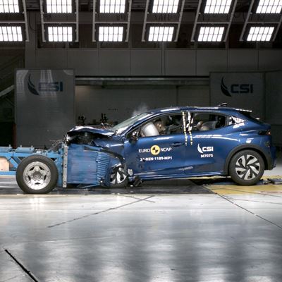 Renault Clio Mobile Progressive Deformable Barrier test 2025