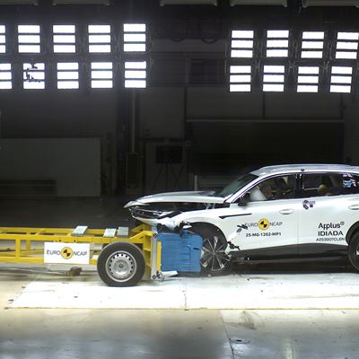 MG HS Plug in Hybrid Mobile Progressive Deformable Barrier test 2024