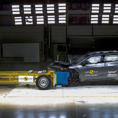 Toyota bZ4X Mobile Progressive Deformable Barrier test 2025