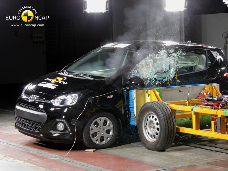 Hyundai i10 - Side crash test 2014 Hyundai i10 - Side crash test 2014